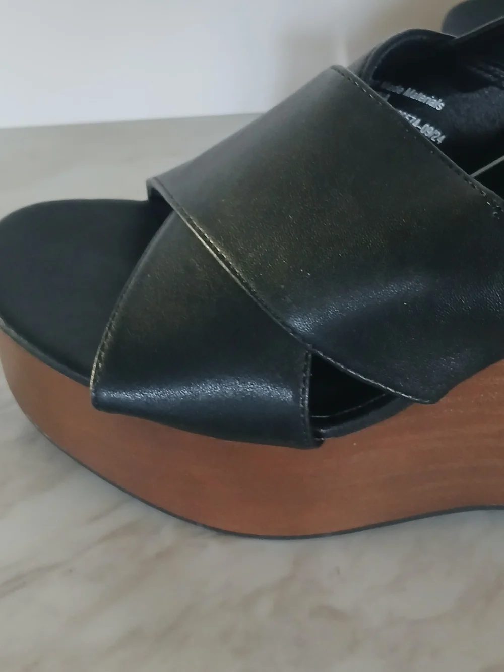 S 6 1/2 Universal Thread Black Crisscross Platform Sandals with Wood-Look Wedge